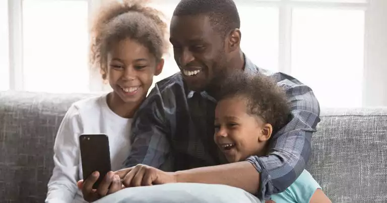create a healthy relationship with social media for your kids